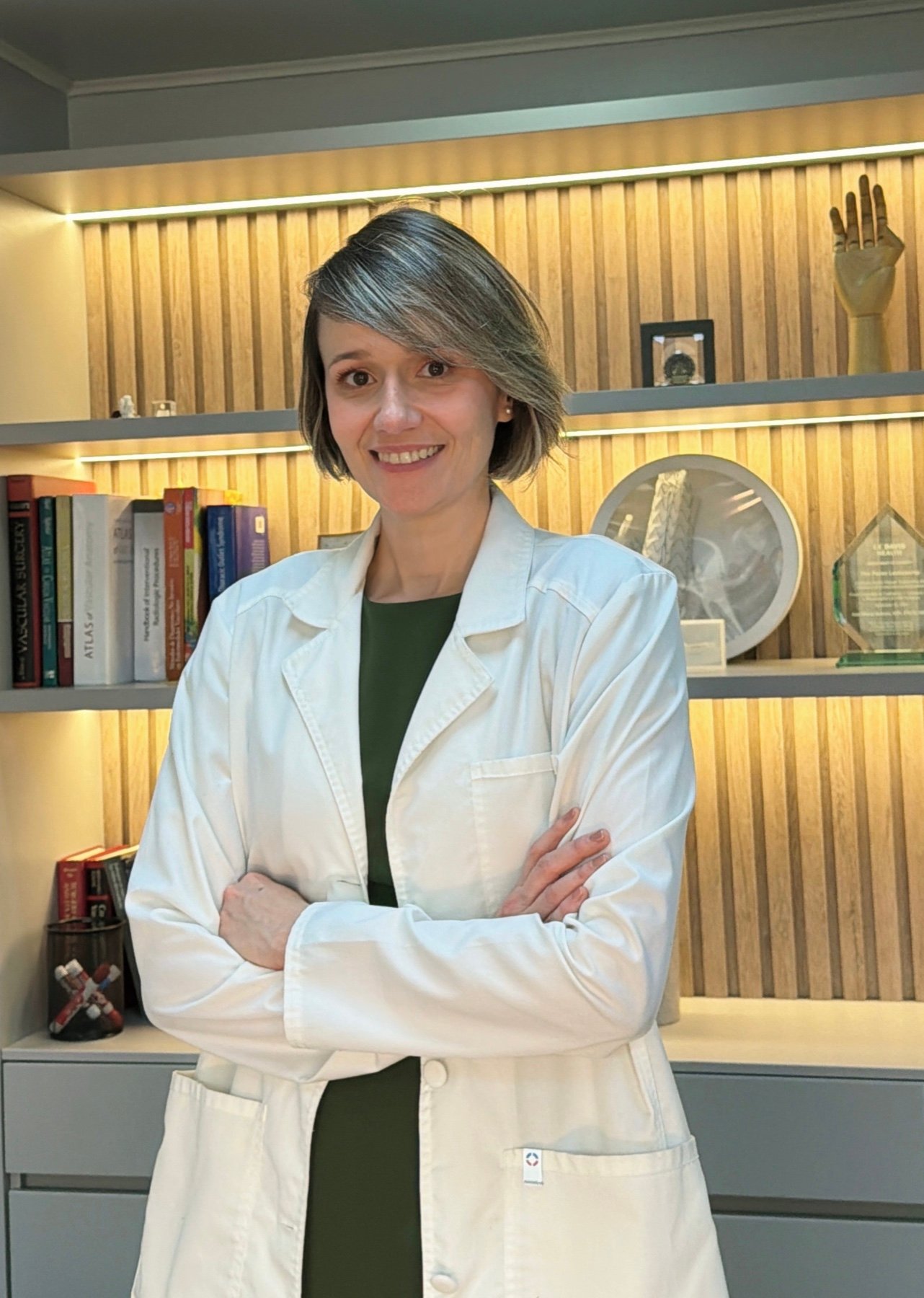 Dra. Ana María Botero Mora durante una atención vascular