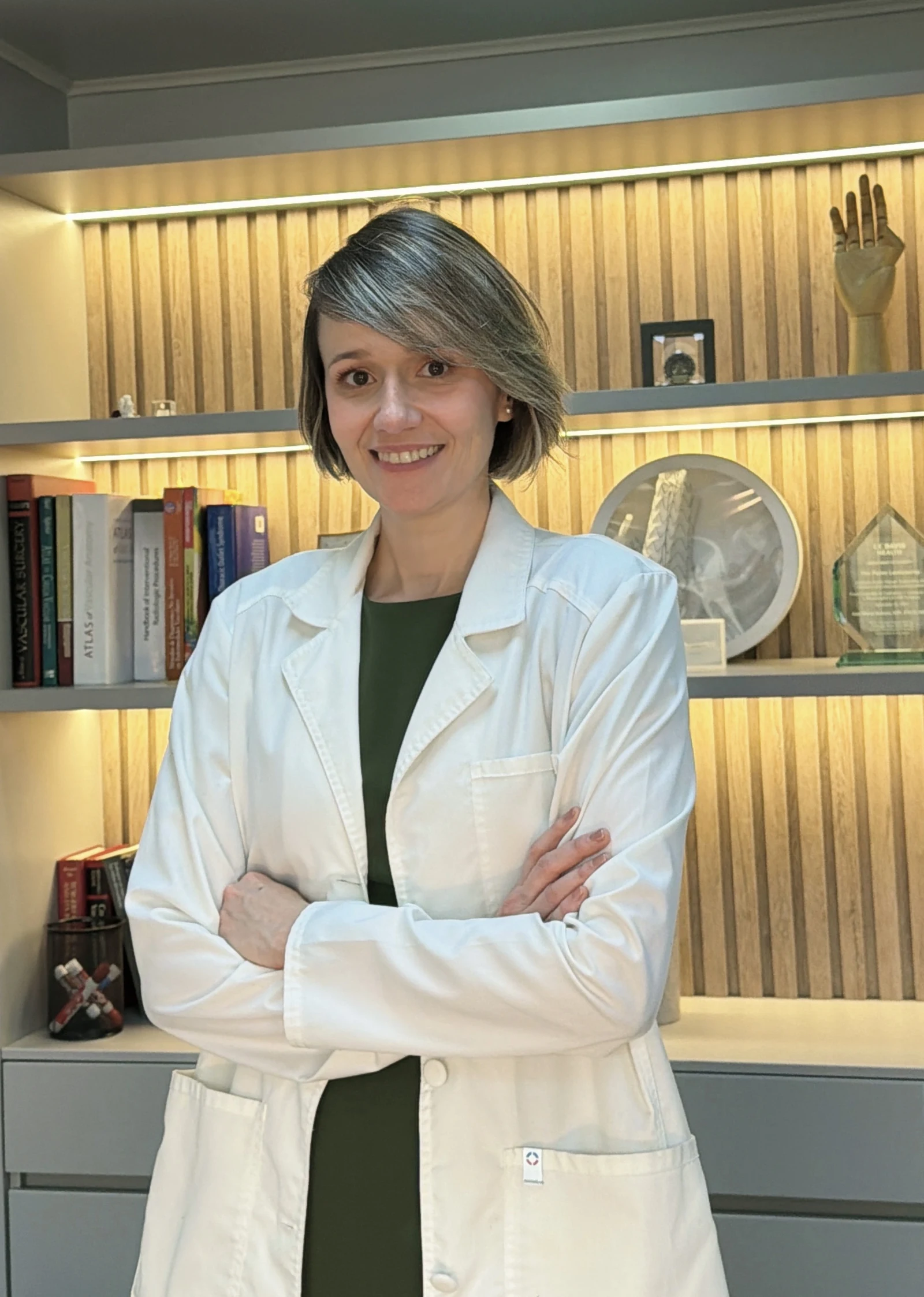 Retrato de la Dra. Ana María Botero Mora en su consultorio