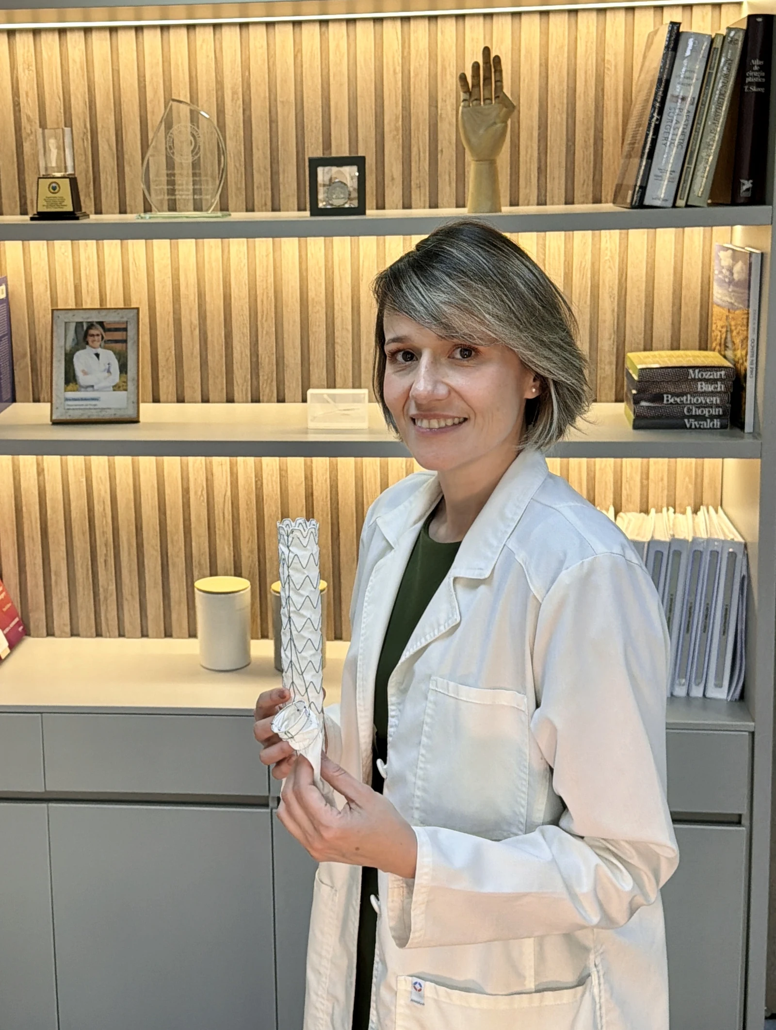 Dra. Ana María Botero Mora mostrando una endoprótesis utilizada para el tratamiento de la aorta